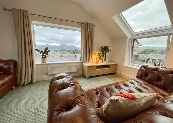 Porthmadog, Sleeps 11, 5 Bedrooms, 5 Bathrooms, Mountain Views