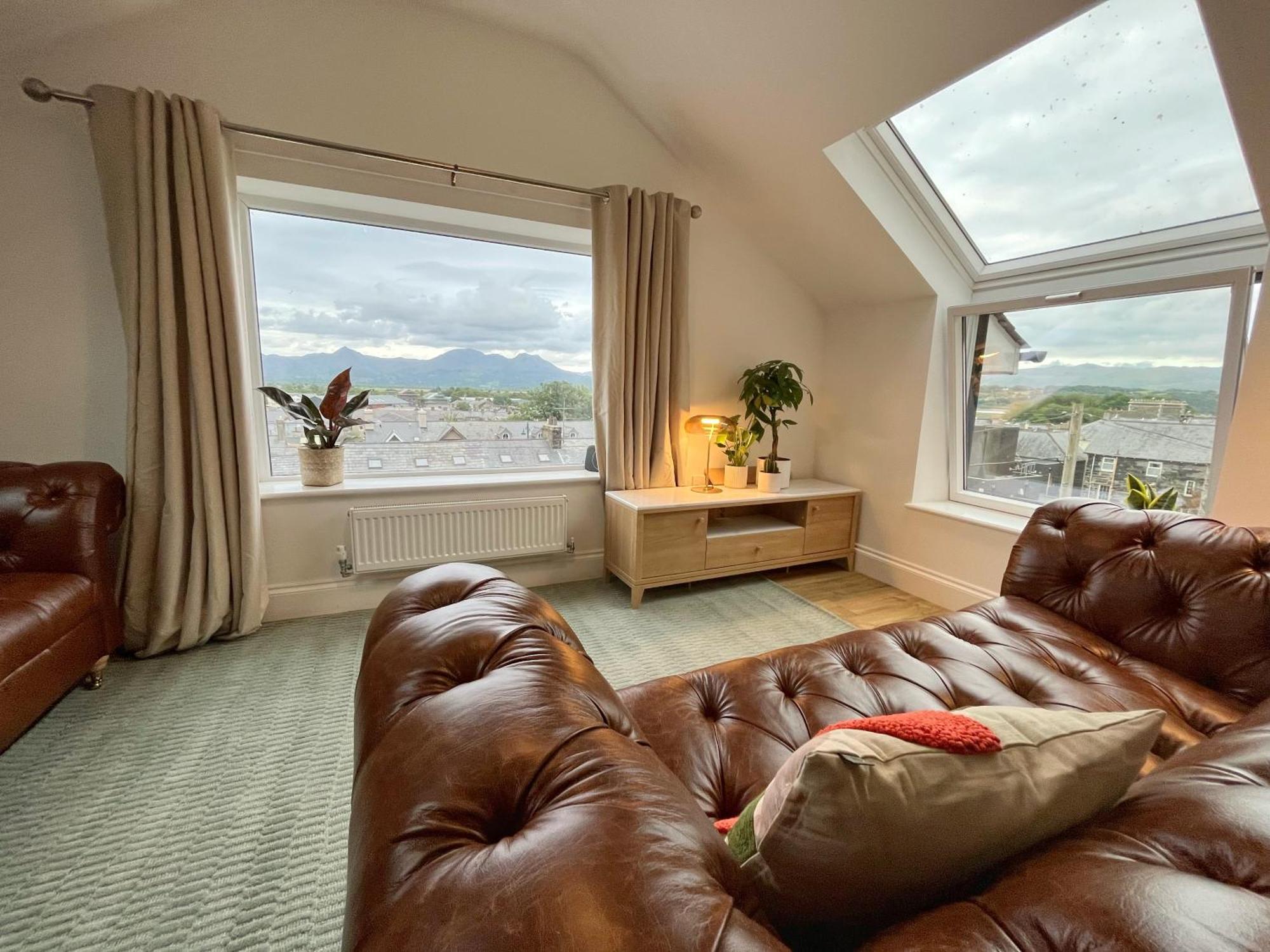 Holiday home Porthmadog, Sleeps 11, 5 Bedrooms, 5 Bathrooms, Mountain Views *