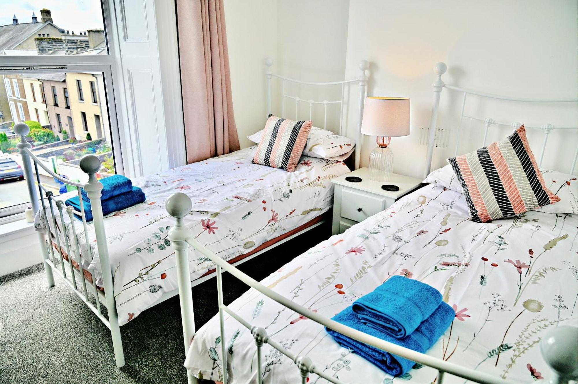 Porthmadog, Sleeps 11, 5 Bedrooms, 5 Bathrooms, Mountain Views Porthmadog