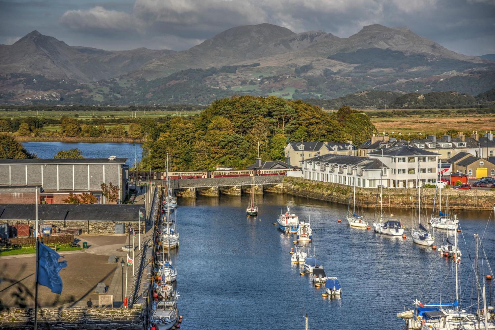 Porthmadog, Sleeps 11, 5 Bedrooms, 5 Bathrooms, Mountain Views Porthmadog